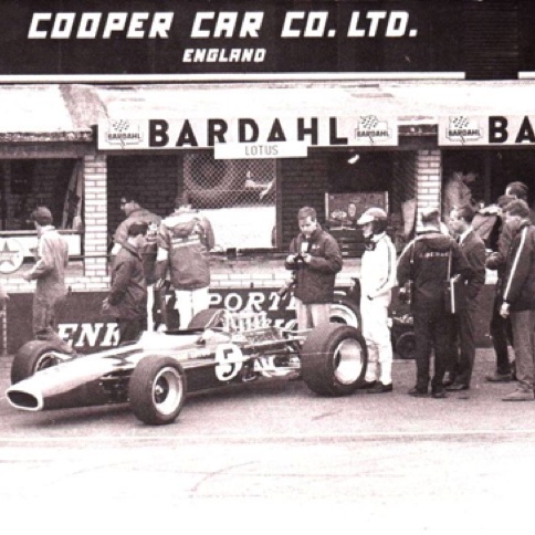 Dans les stands de Silverstone devant la 49